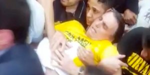 O ακροδεξιός προεδρικός υποψήφιος Ζαϊχ Μπολσονάρου μεταφέρεται στο νοσοκομείο μετά την επίθεση που δέχθηκε με μαχαίρι (Φωτογραφία: ΑΡ) 