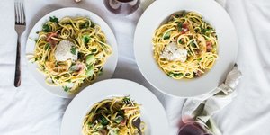 Μακαρονάδα και κρασί /Φωτογραφία: unsplash/Brooke Lark