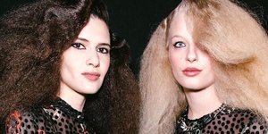 Μοντέλα ποζάρουν στον φακό/Φωτογραφία Instagram @coreytenold 