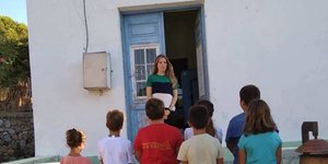 Η Ελένη Τάνου είναι η δασκάλα του μονοθέσιου δημοτικού σχολείου της Τελένδου