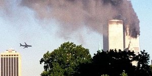 Η στιγμή που το 2ο αεροσκάφος ολοκληρώνει το τρομοκρατικό χτύπημα / Φωτογραφία: AP Photo/ William Kratzke