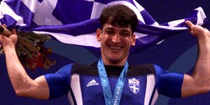 Ο Πύρρος Δήμας πανηγυρίζει το 3ο χρυσό Ολυμπιακό μετάλλιο στο Σίδνεϊ (Φωτογραφία: AP/ DAVID GUTTENFELDER)