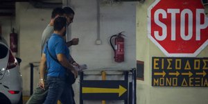 Ο Αριστείδης Φλώρος μεταφέρεται στον εισαγγελέα-Φωτογραφία: Eurokinissi/Γιάννης Παναγόπουλος