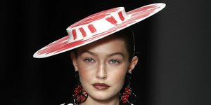 Η Tζίτζι Χαντίντ στο show Moschino/Φωτογραφία ΑP