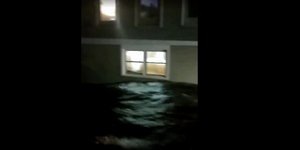 Τα νερά έφθασαν μέχρι τον πρώτο όροφο των κατοικιών στο Νιου Μπερν (Φωτογραφία: ΑΡ)