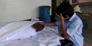 Ο 11χρονος θρηνεί τον νεκρό πατέρα του (Φωτογραφία: Twitter)