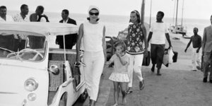 Η Τζάκι με την κόρη της σε διακοπές στην Ιταλία. Πίσω της