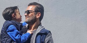 Ο Κωνσταντίνος Καζάκος με τον γιο του