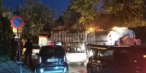 Δέντρο έπεσε στον δρόμο έξω από τον σταθμό του ηλεκτρικού στην Κηφισιά