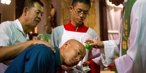 Κινέζος βαπτίζεται στην καθολική εκκλησία στο Πεκίνο / Φωτογραφία: AP