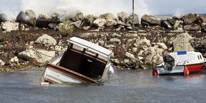 Κάποιες βάρκες δεν γλίτωσαν από τη μανία των κυμάτων στο λιμάνι της Μυτιλήνης / Φωτογραφία: Intimenews-ΛΑΓΟΥΤΑΡΗΣ ΜΑΝΩΛΗΣ