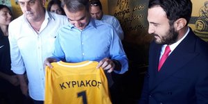 Τη φανέλα με το «1» χάρισε ο Αρης στον κ. Μητσοτάκη (Φωτογραφία: thestival)