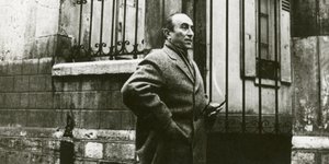 Η έκθεση παρακολουθεί τον Μόραλη από τη δεκαετία του 1930 μέχρι τη δεκαετία του 2000