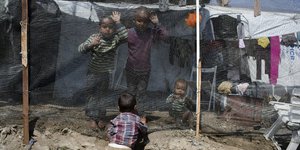 Δραματική έκκληση για τα παιδιά στη Μόρια (Φωτογραφία: AP/ Petros Giannakouris)