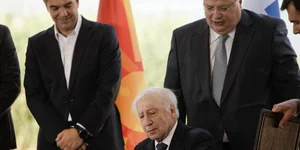 Ο Μάθιου Νίμιτς υπογράφει τη συμφωνία των Πρεσπών -Φωτογραφία: Konstantinos Tsakalidis / SOOC