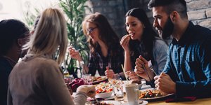 Γιατί το 4 είναι ο μέγιστος αριθμός ατόμων που μπορούν να συμμετάσχουν σε μια συζήτηση; Φωτογραφία: Shutterstock