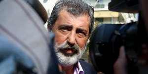 Ο Παύλος Πολάκης κάνει δηλώσεις στους δημοσιογράφους- φωτογραφία intimenews