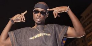 Σάλο προκαλεί στη Γαλλία τραγούδι του Νικ Κόνραντ