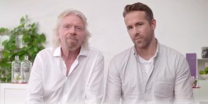 Ο Ράιαν Ρέινολντς με τον Ρίτσαρντ Μπράνσον. Φωτογραφία: YouTube