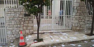 Τα μέλη του Ρουβίκωνα πέταξαν τρικάκια έξω από το σπίτι του Αμερικανού πρέσβη -Φωτογραφία αρχείου: Intimenews