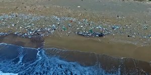 Σκουπίδια σε ελληνική παραλία/ Φωτογραφία: Youtube