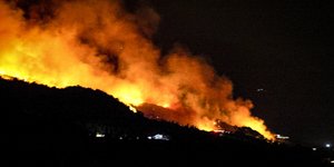 Σε εξέλιξη η φωτιά στη Σάμο (Φωτογραφία: EUROKINISSI/ΒΑΣΙΛΗΣ ΜΠΡΑΒΟΣ)