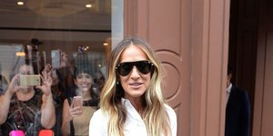 H Σάρα Τζέσικα Πάρκερ έξω από το νέο της κατάστημα/ Φωτογραφία: Splash / Ideal Image