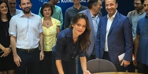 Η υπουργός Εργασίας κατά την υπογραφή των ΣΣΕ/Φωτογραφία: Eurokinissi/