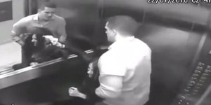 Η στιγμή που ο άνδρας χτυπά την γυναίκα του μέσα στο ασανσέρ. Φωτογραφία: YouTube