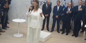 Ο Αλέξης Τσίπρας την ώρα που η σοπράνο Αναστασία Ζάννη ερμηνεύει τον εθνικό ύμνο των ΗΠΑ