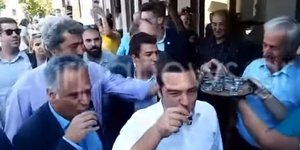 Η ατάκα Τσίπρα για τον Πολάκη και τις... ρακές -Φωτογραφία: zarpanews