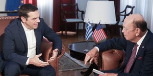Ο Ελληνας πρωθυπουργός Αλ. Τσίπρας και ο υπ. Εμπορίου των ΗΠΑ Γ. Ρος -Φωτογραφία: Intimenews