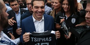 Μια φανέλα του ΠΑΟΚ έκαναν δώρο στον πρωθυπουργό στη ΔΕΘ (Φωτογραφία: SOOC/ ΝΙΚΟΣ ΛΥΜΠΕΡΤΑΣ)