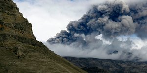 Πάνω από 100.000 πτήσεις είχαν ακυρωθεί το 2010 στην Ευρώπη λόγω του νέφους από το ηφαίστειο Eyjafjallajokull (Φωτογραφία: ΑΡ/Brynjar Gauti)