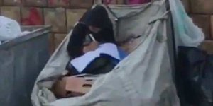 Η Χαλιμέ διαβάζει στα σκουπίδια/ Φωτογραφία: YouTube 