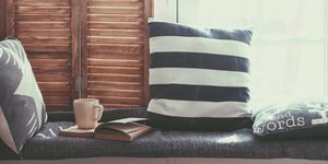 Καναπές με μαξιλάρια /Φωτογραφία: Shutterstock