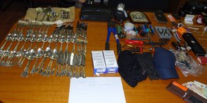 Αντικείμενα από τα μέλη της σπείρας ναρκωτικών στην Ζάκυνθο/ Φωτογραφία: EΛ.ΑΣ