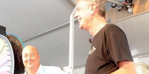 Ο Άντριου Ζίμερν με τον Άντονι Μπουρντέν. Φωτογραφία: Instagram