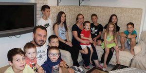 Ελληνική οικογένεια με 12 παιδιά/ Φωτογραφία: politisnews.gr
