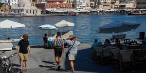 Με αμείωτες ροές οι τουρίστες καταφθάνουν στο νησί