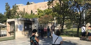 Διαμαρτυρία έξω από την Ακρόπολη