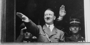 20/04/1935 - O Αδόλφος Χίτλερ χαιρετά το πλήθος που πήγε να του ευχηθεί για τα γενέθλιά του (Φωτογραφία αρχείου: ΑΡ)
