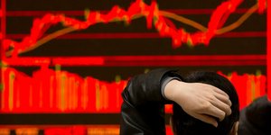 Μπροστά από πίνακα στατιστικών χρηματιστηρίου/Φωτογραφία: ΑΡ