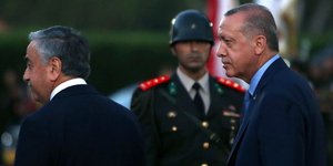 Μουσταφά Ακιντζί & Ρετζέπ Ταγίπ Ερντογάν (Φωτογραφία: AP Photo/Petros Karadjias)