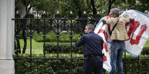 Η Αυγή Βουτσινά ενώ προσπαθεί να κρεμάσει το πανό στο Προεδρικό 