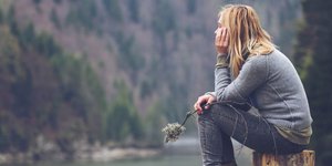 Μια γυναίκα μόνη αγναντεύει