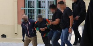 Αστυνομικοί οδηγούν τον δράστη στη φυλακή / Φωτογραφία: cretalive.gr 