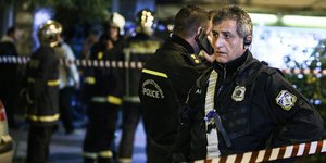 Αστυνομικοί έξω από το ΑΤ Ομονοίας λίγο μετά την επίθεση / Φωτογραφία: SOOC/George Vitsaras