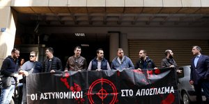Διαμαρτυρία αστυνομικών έξω από το ΑΤ Ομόνοιας/Φωτογραφία: IntimeNews