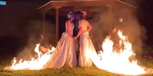 Λεσβίες έβαλα φωτιά στα νυφικά τους